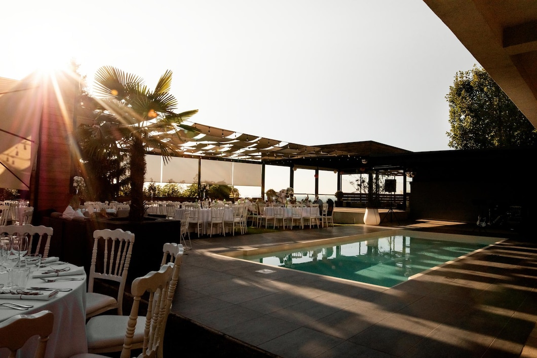 Jak projektowanie hoteli z basenem wpływa na atrakcyjność obiektu turystycznego?