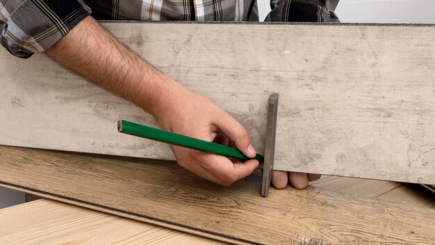 Jak prawidłowo układać panele podłogowe – praktyczny poradnik dla każdego domu