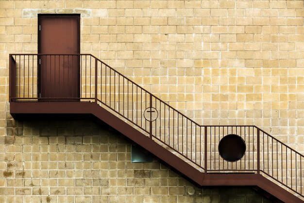 Jakie są zalety balustrad aluminiowych malowanych proszkowo w porównaniu do tradycyjnych rozwiązań?