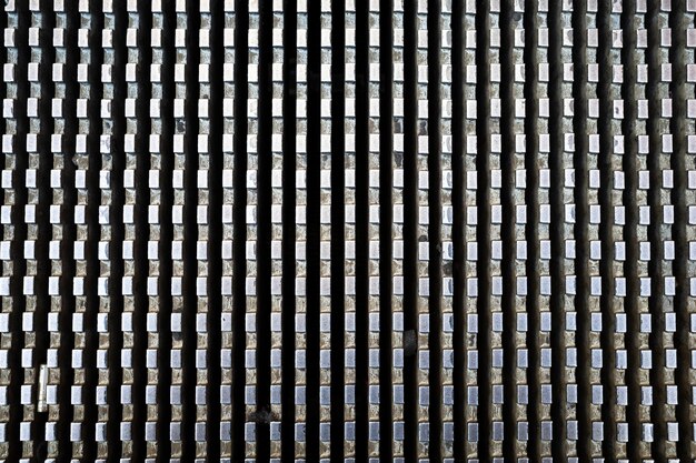 Zastosowania i korzyści wynikające z użycia perforowanych materiałów metalowych w nowoczesnej architekturze