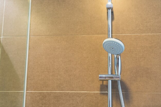 Jak optymalnie zagospodarować nietypową przestrzeń łazienkową dzięki nowoczesnym rozwiązaniom prysznicowym?