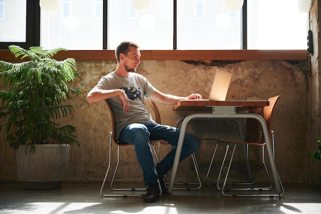 Jak wprowadzić industrialny styl do domowego biura