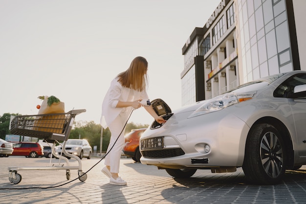 Elektryczne samochody a zrównoważone zarządzanie energią w gospodarstwie domowym